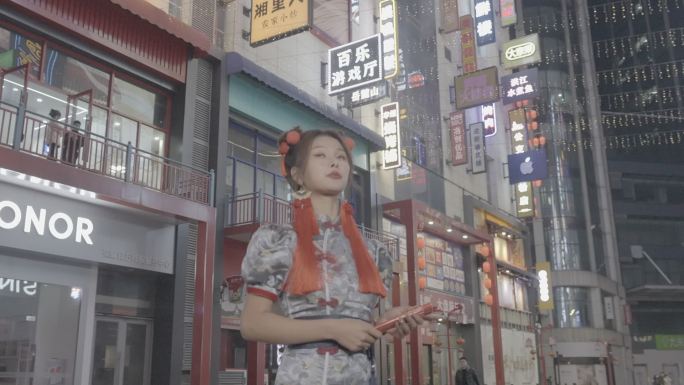 中国风女孩打卡网红旅游点灰度拍摄