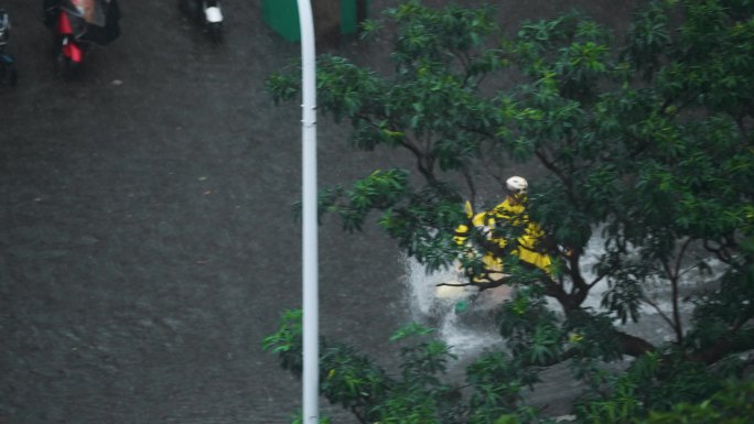 黄色雨衣雨中骑行