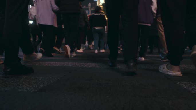 【正版素材】城市夜景斑马线路口人流脚步