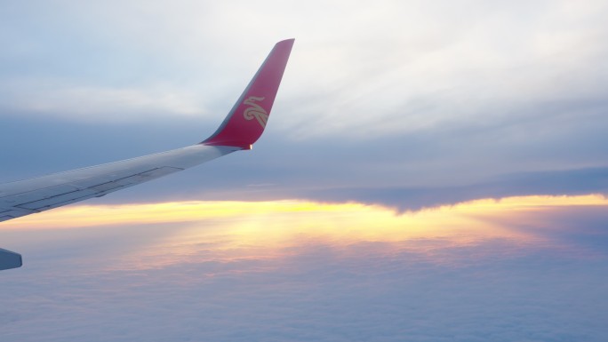 飞机飞行中窗外的日落风景