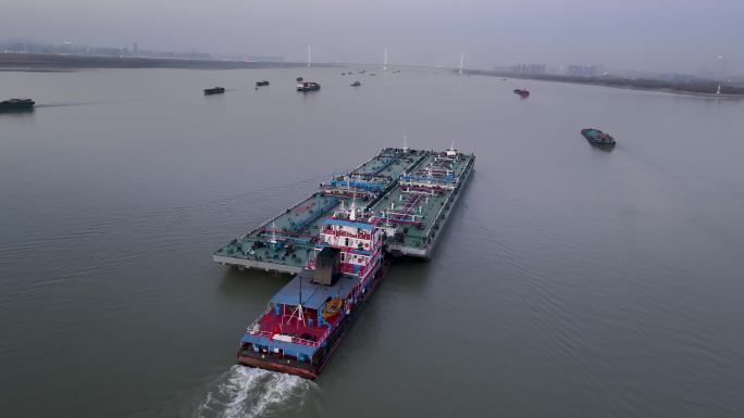 航拍长江上的分节油运输船