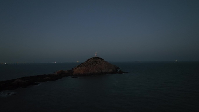 夜晚大海灯塔风车岛上的灯塔晚上海岛灯光