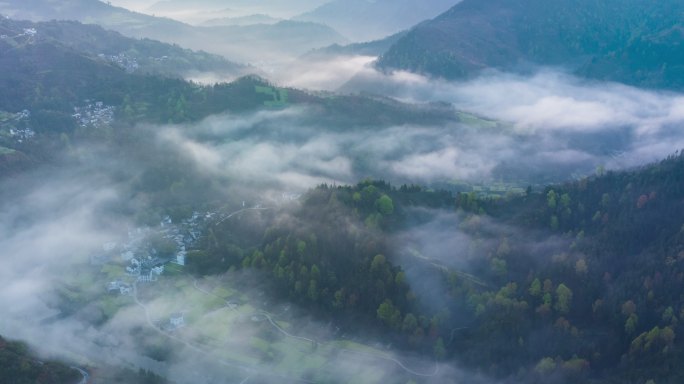 森林云海村庄云雾蜿蜒河流