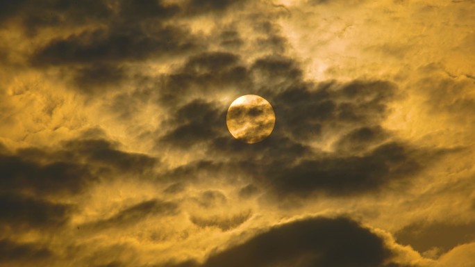 日落西山太阳在云层中穿梭