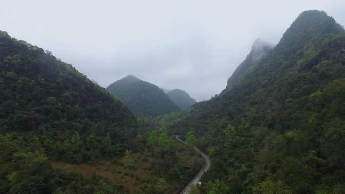 溪水断流大山晨雾