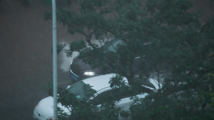 捷豹轿车雨中行驶