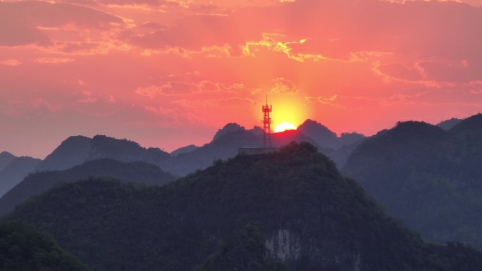 大山里 夕阳下的信号塔