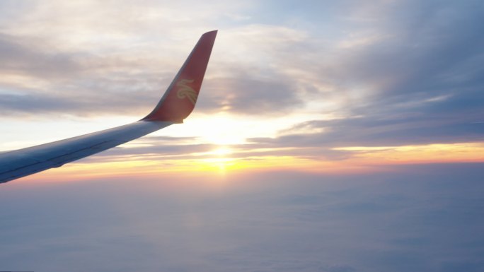 飞机飞行中窗外的日落风景