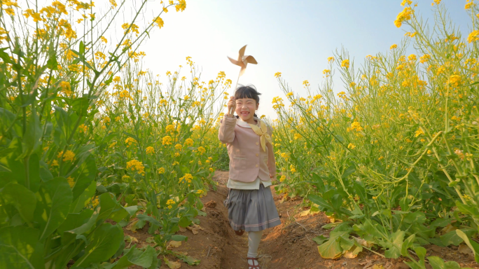 孩子在田野奔跑 放飞希望