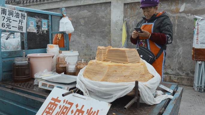 云南旅游风光大理街头摆摊卖南涧油粉商贩