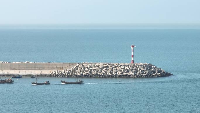 航拍环绕威海远遥渔港的灯塔与渔船
