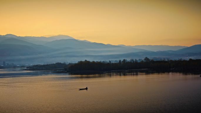 航拍中国风山水份光湖面小船清晨日出