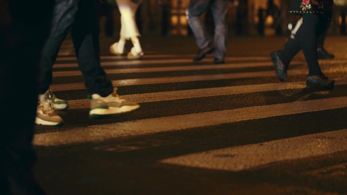 【正版素材】城市夜景斑马线路口人流脚步