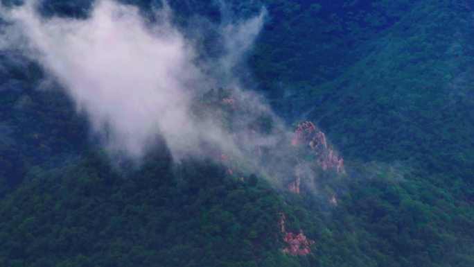 【4k】雨后云在山间环绕航拍