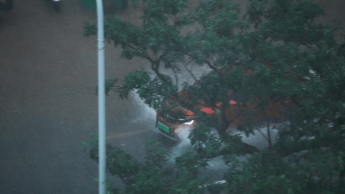 暴风雨中行驶的汽车