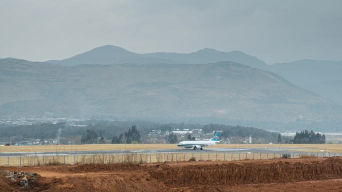云南旅游丽江机场飞机加速准备起飞