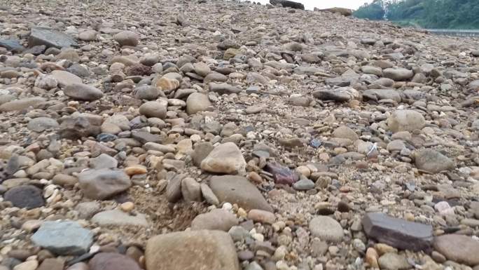 沙滩路石子路鹅卵石曲径小道江边沙滩涂石子