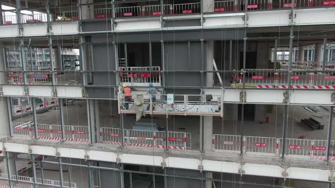 高楼上工作的建筑工人