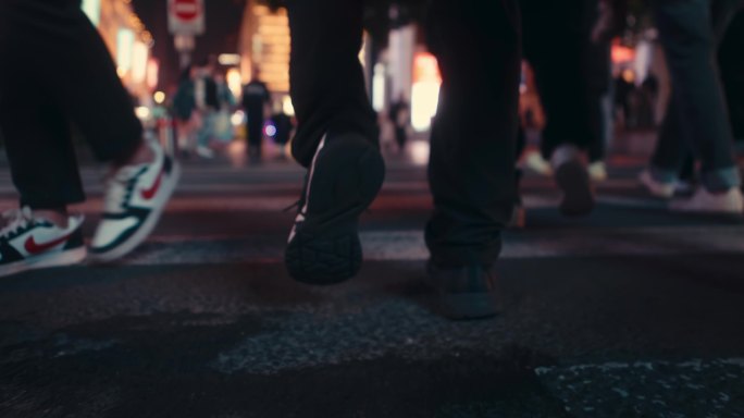【正版素材】城市夜景斑马线路口人流脚步