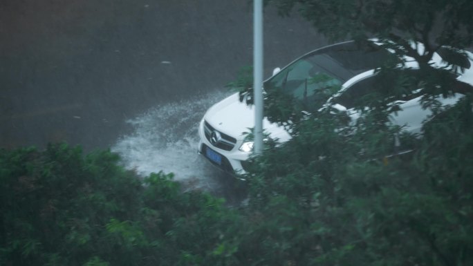 白色奔驰汽车雨中行驶