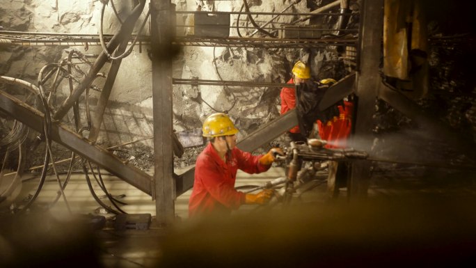 施工现场 认真工作 大型器械 基础建设