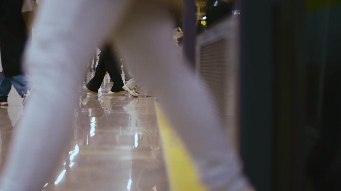 【正版素材】城市地铁站上地铁人来人往脚步