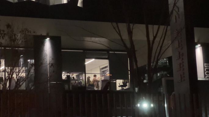 深夜窗户大楼加班 灯光窗外夜晚晚上亮灯