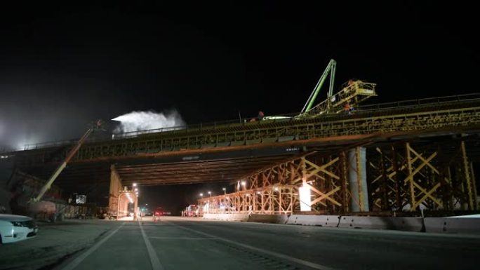 施工人员在夜间浇筑混凝土桥