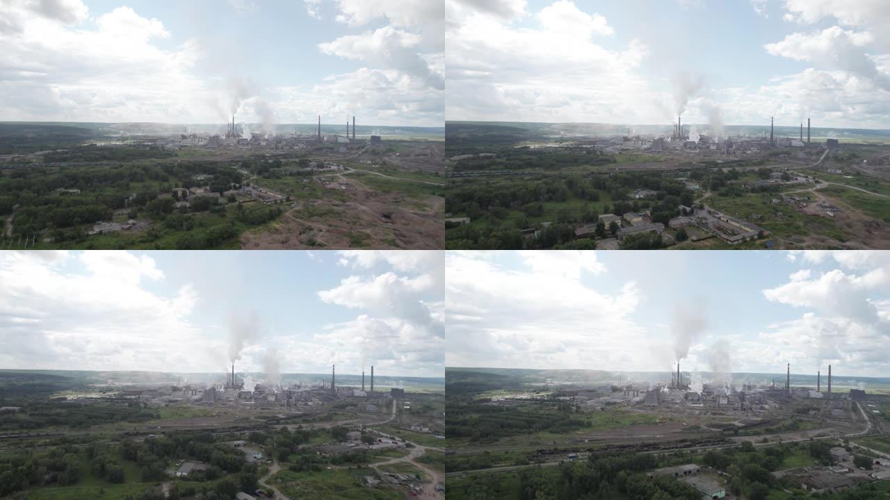 工业环境污染-工厂污染物的排放。氧化铝工厂的鸟瞰图。空气污染。