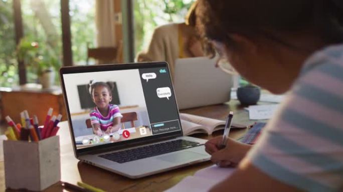 女学生在家使用笔记本电脑上在线课，女孩在屏幕上聊天和网络聊天