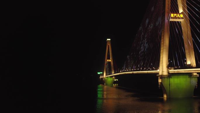 重庆奉节夔门大桥的夜景