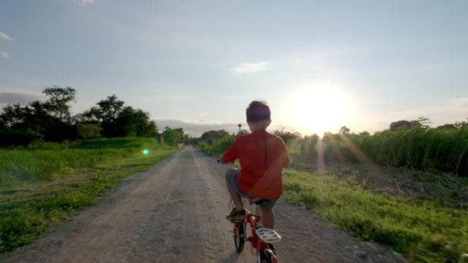 小孩晚上骑脚踏车上路乡村