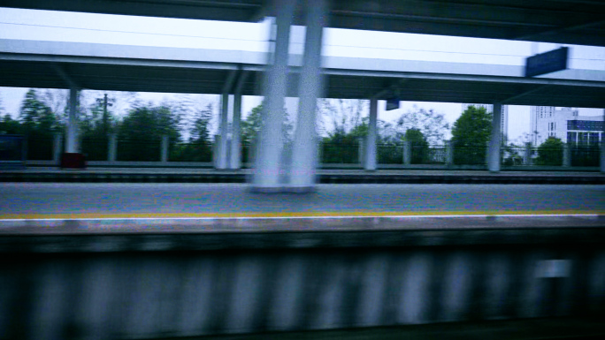 飞速行驶的高铁车窗外的春天景色4k视频