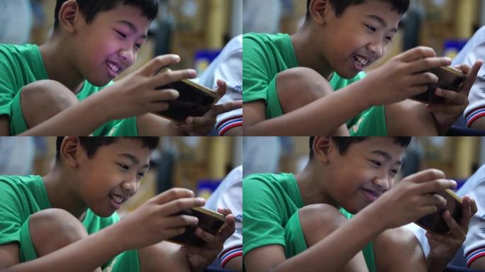两兄弟使用智能手机作为一个团队玩游戏。