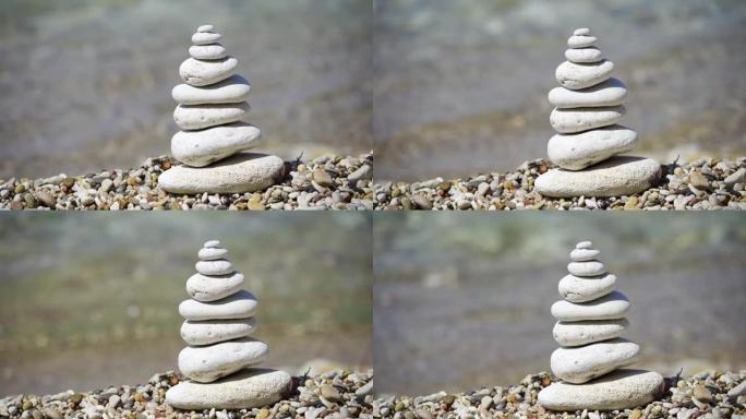 水底上光滑石头的金字塔。鹅卵石堆叠在一起。海景。