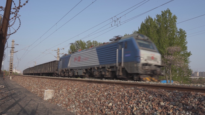 4K货运列车货运火车通过弯道