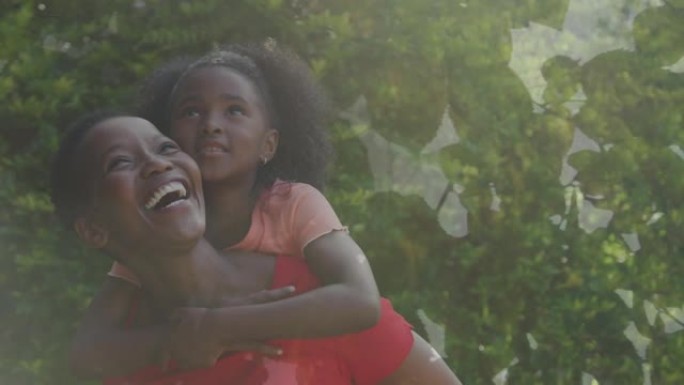 微笑的非洲裔美国母亲背着女儿的动画，在森林上