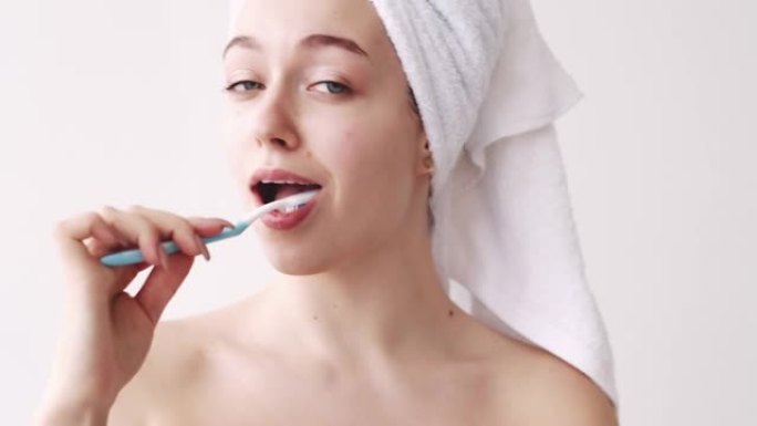 口腔保健妇女刷牙