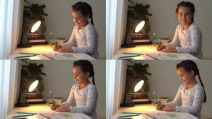 可爱的聪明的小学生女孩学习写作做数学作业坐在家里的桌子上，可爱的漂亮的小学龄前儿童独自学习做笔记，孩