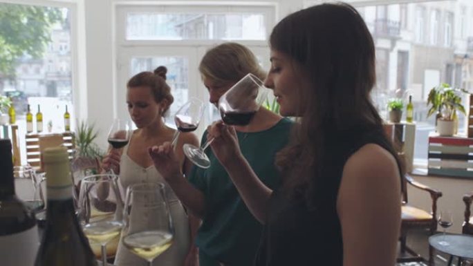 三个女人在品酒会上喝酒-在葡萄酒店里证明葡萄酒的人-葡萄酒展示和社交聚会