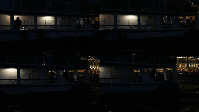 游船和船只在海边小镇的夜间航行。