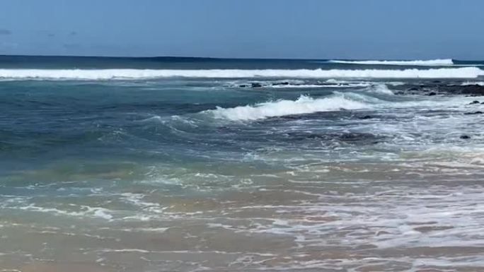 海浪撞击考艾岛波普海滩