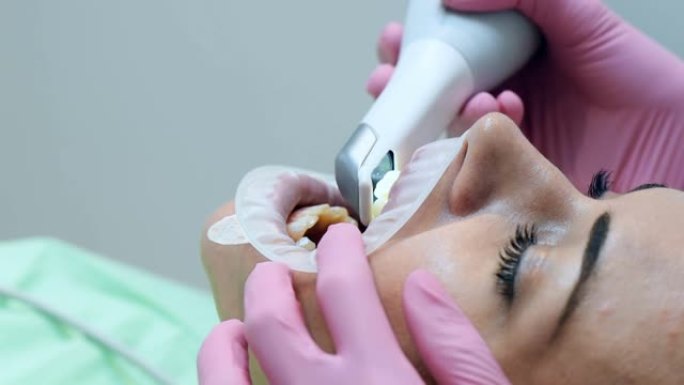 牙医扫描病人的牙齿