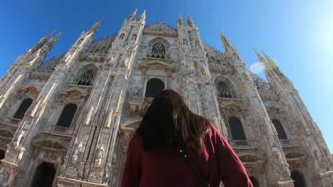 年轻女子在米兰大教堂 (Milano Duomo di Milano) 前拍照