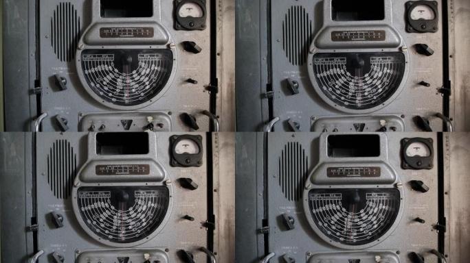 带复古表盘频率刻度的调谐铁古董接收器，大型战时收音机