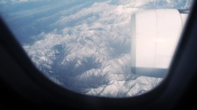 晴空日从飞机窗户看到飞机机翼的云图