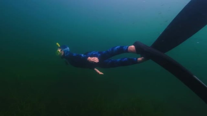 湖自由潜水。女人在图尔戈亚克的淡水湖水下游泳，享受海底世界