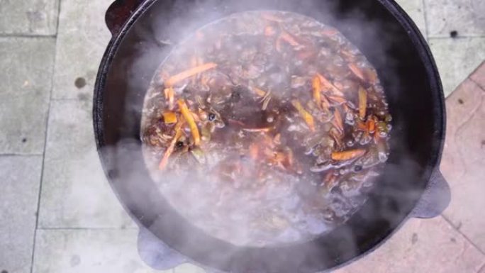 在大锅中准备乌兹别克斯坦抓饭的蒸汽