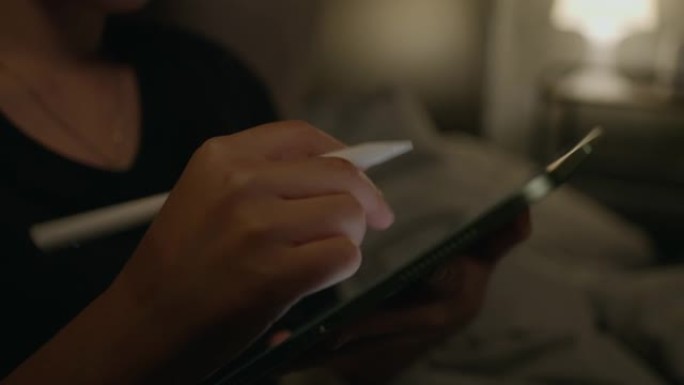 妇女用钢笔画iPad