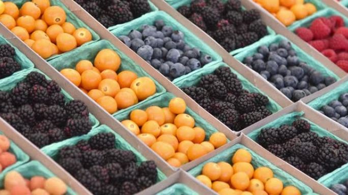 农贸市场上的新鲜有机浆果